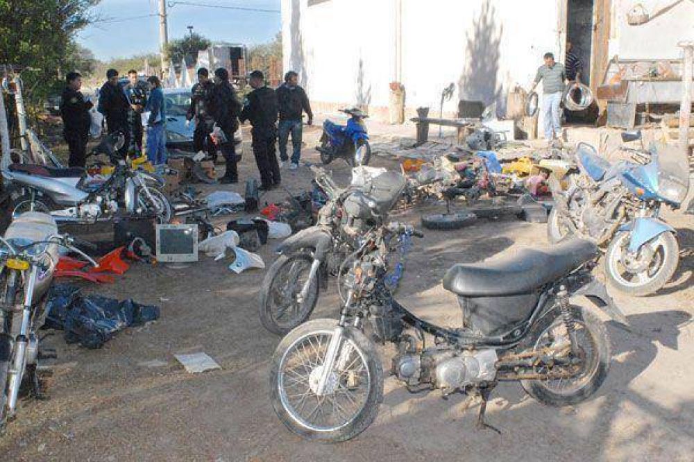 Descubren enorme desguazadero repleto de motocicletas robadas