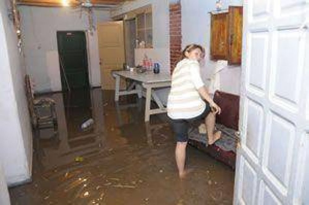 Desbord� un canal e inund� a 15 familias de Pocito