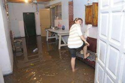 Desbord� un canal e inund� a 15 familias de Pocito