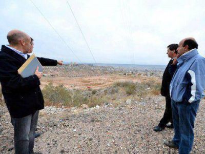 Anuncian electricidad para barrios en la meseta