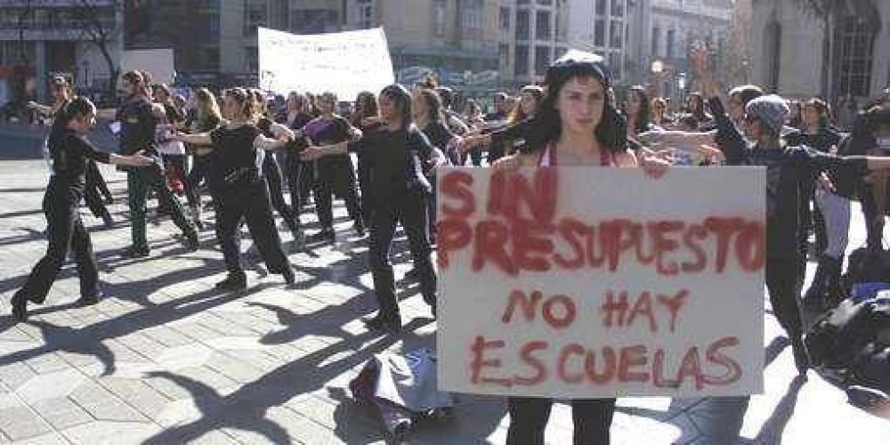 Nuevas protestas art�sticas de alumnos de la Roberto Arlt