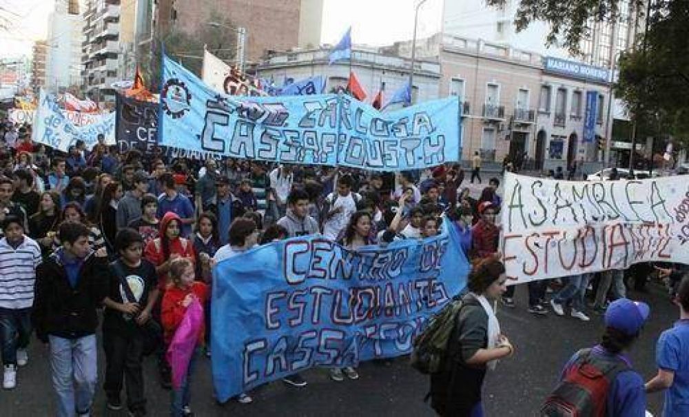 Masiva protesta de respaldo a estudiantes del Cassaffousth