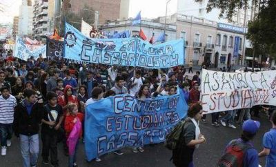 Masiva protesta de respaldo a estudiantes del Cassaffousth