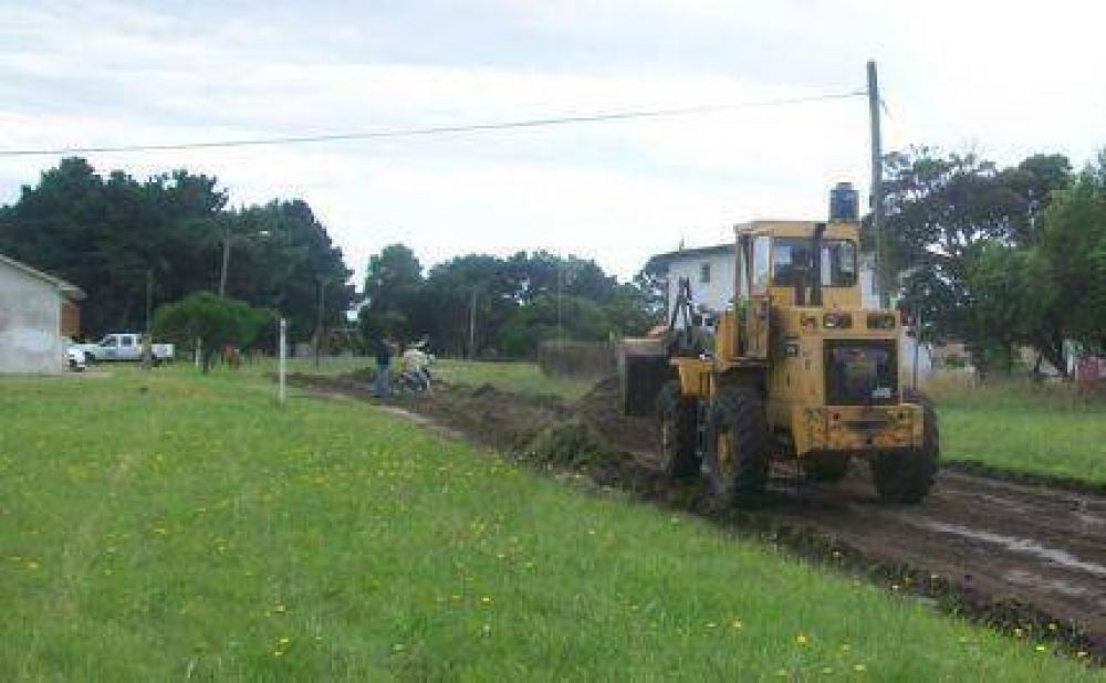 Trabajan en la reparaci�n de calles engranzadas en barrios del Sur