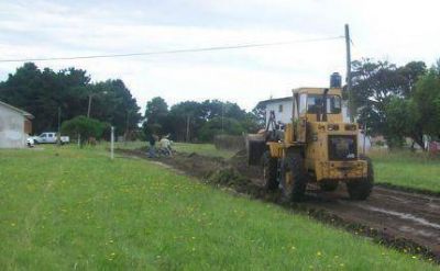 Trabajan en la reparaci�n de calles engranzadas en barrios del Sur