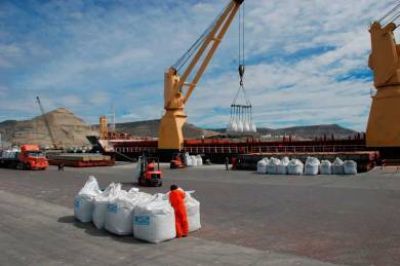 6 mil toneladas de cemento partir� del puerto de Comodoro a Ecuador