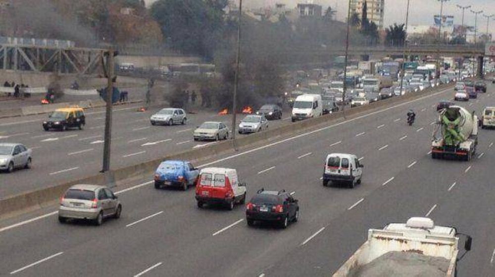 Caos en Panamericana por un corte altura calle Melo mano a Capital