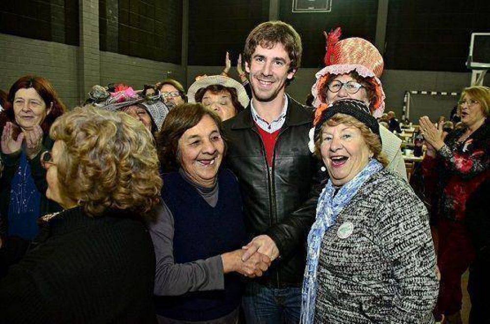Se realiz� el segundo baile del a�o para los abuelos de San Fernando