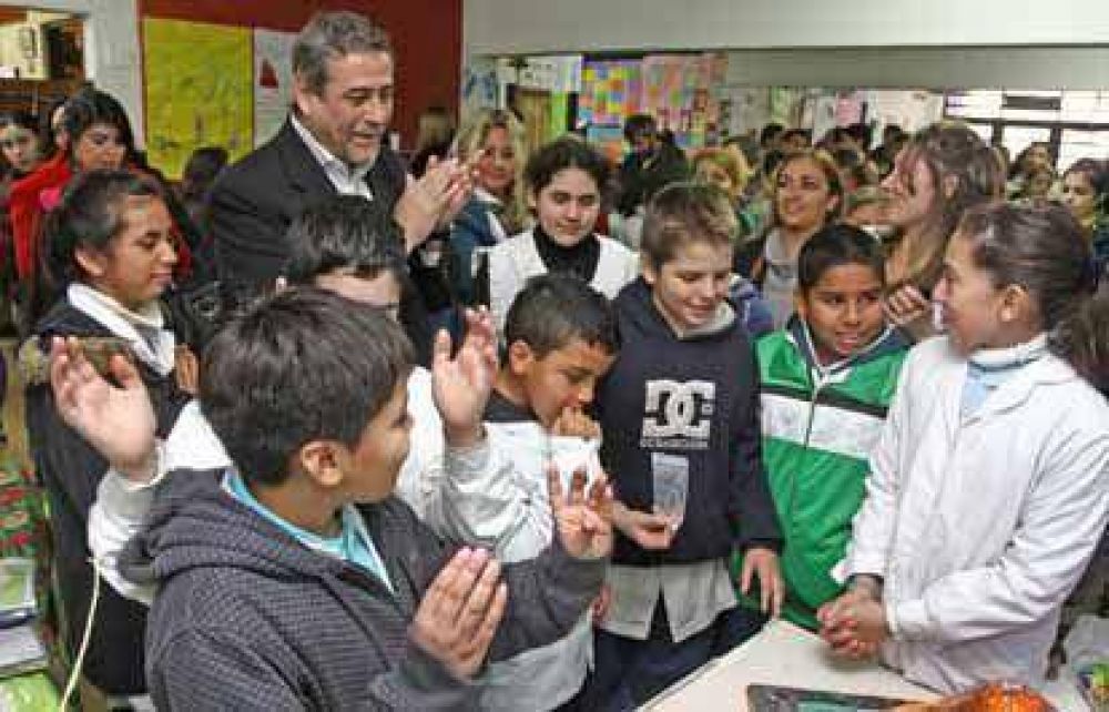 Ferraresi visit� la Feria de Ciencias de la EGB 7
