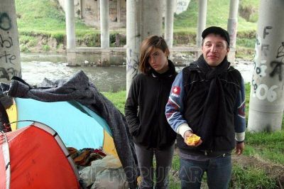 "Viven" abajo del puente mientras esperan el DNI