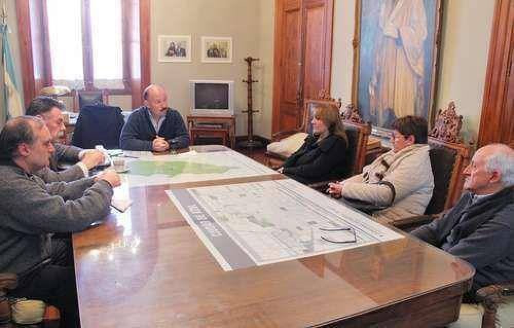 EL INTENDENTE SE REUNI� CON MIEMBROS DE LA COMISI�N RESTAURADORA DE LA IGLESIA CATEDRAL