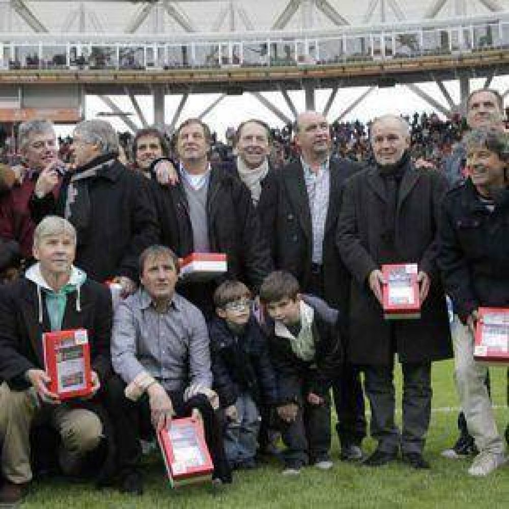 Homenaje a los jugadores Pinchas del �82 y �83 ma�ana en plaza Malvinas