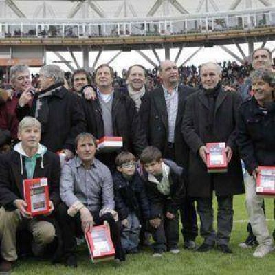 Homenaje a los jugadores Pinchas del �82 y �83 ma�ana en plaza Malvinas