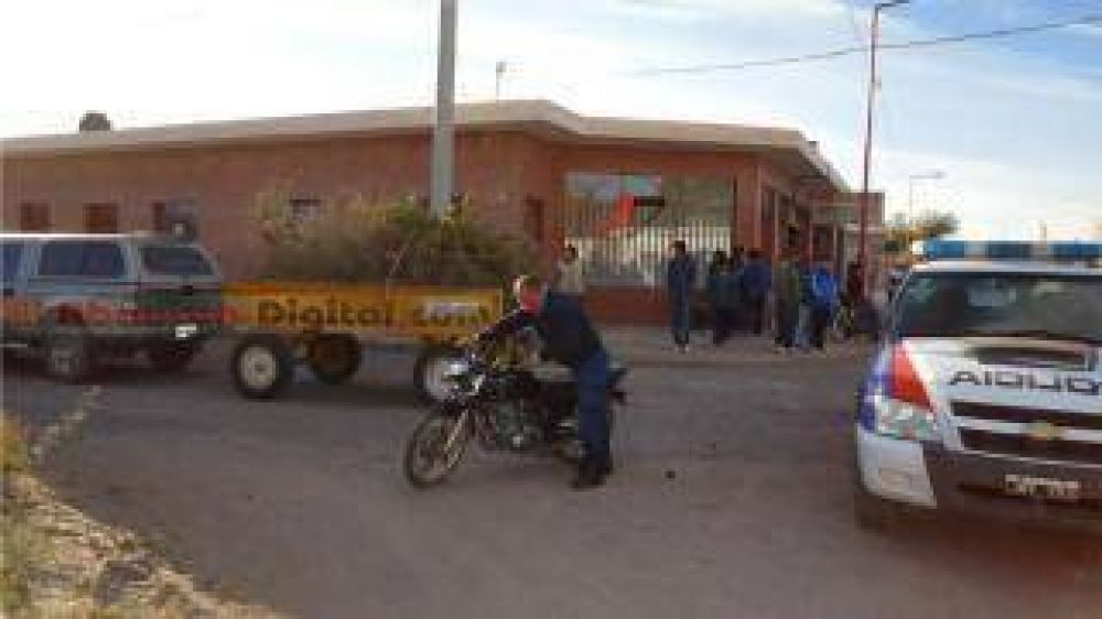 Dos j�venes iban sin casco en moto y est�n graves tras violento choque