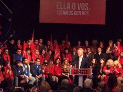 Con palos a Bruera y a Cristina, Francisco de Narv�ez present� su lista de candidatos