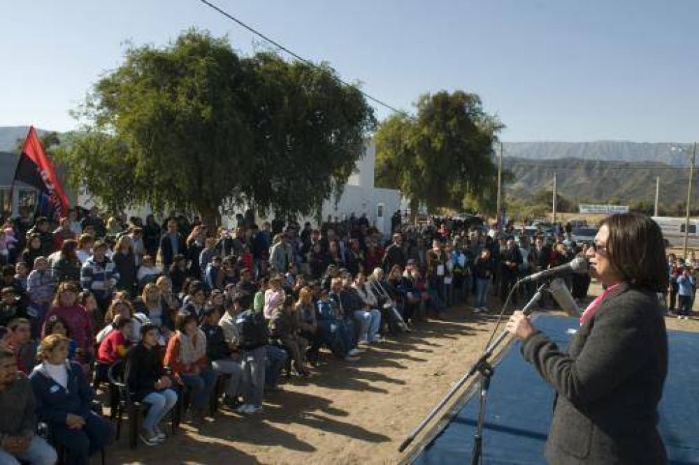 La Gobernadora inaugur� nuevo barrio en Valle Viejo
