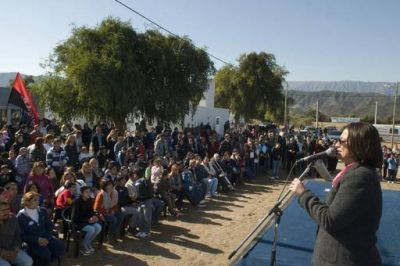 La Gobernadora inaugur� nuevo barrio en Valle Viejo