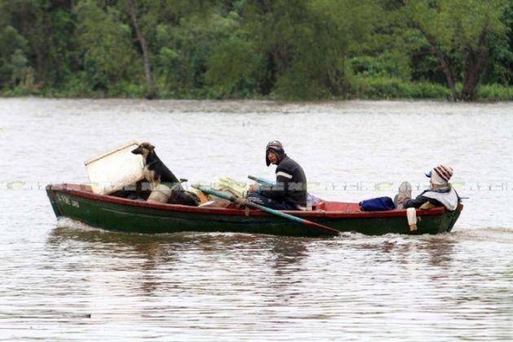 El Paran� subi� m�s de medio metro en 24 horas y son 400 los evacuados