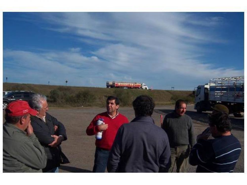 Ponen corrales m�viles y barcazas a disposici�n de los productores ganaderos