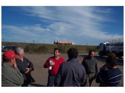 Ponen corrales m�viles y barcazas a disposici�n de los productores ganaderos