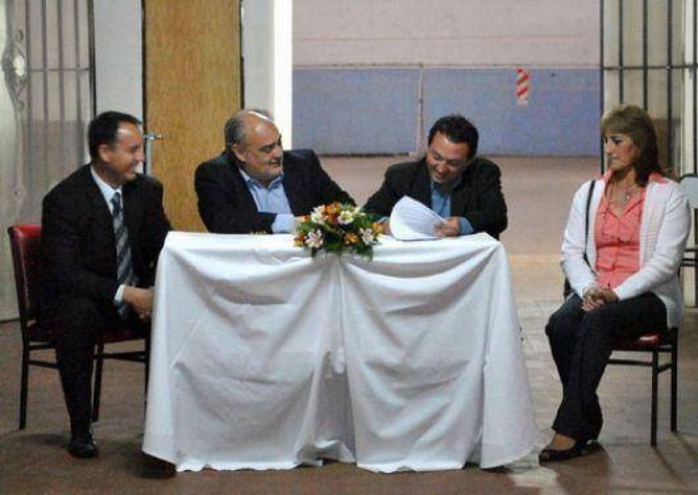 Dos comunas recibir�n $6 millones para pavimento