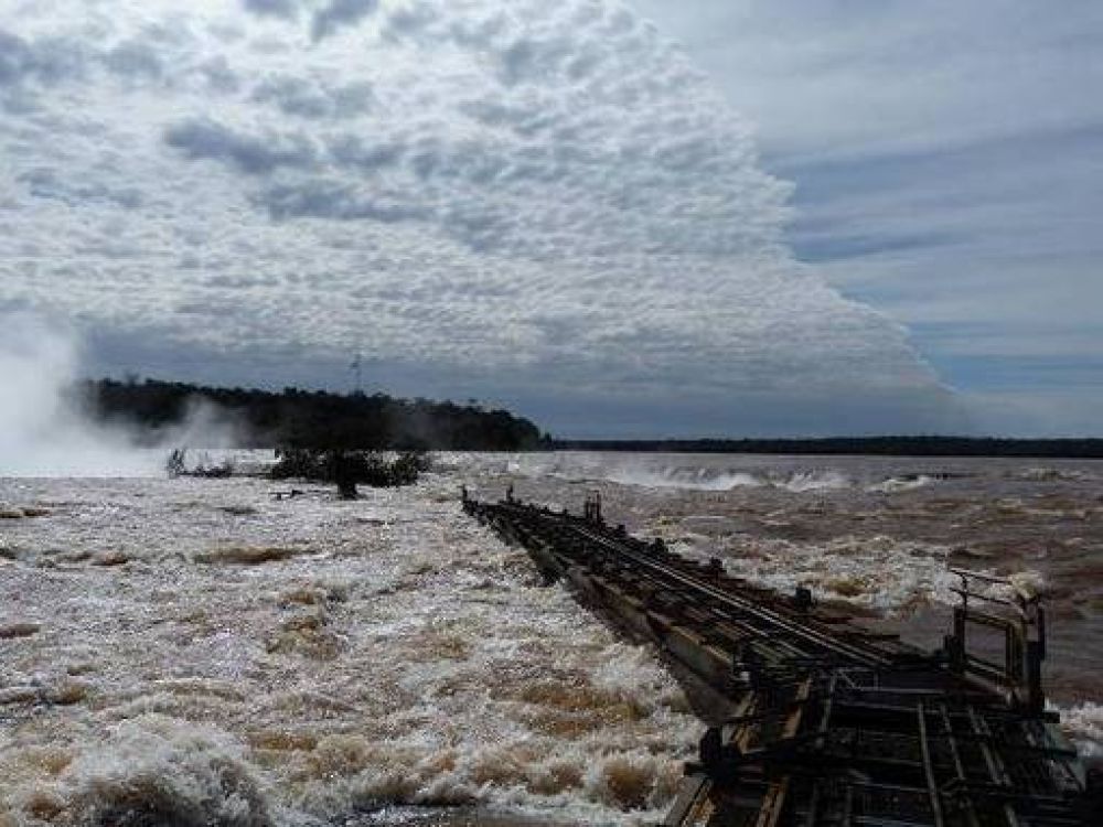El agua aisl� a la Garganta del Diablo en un espect�culo in�dito de las Cataratas del Iguaz�