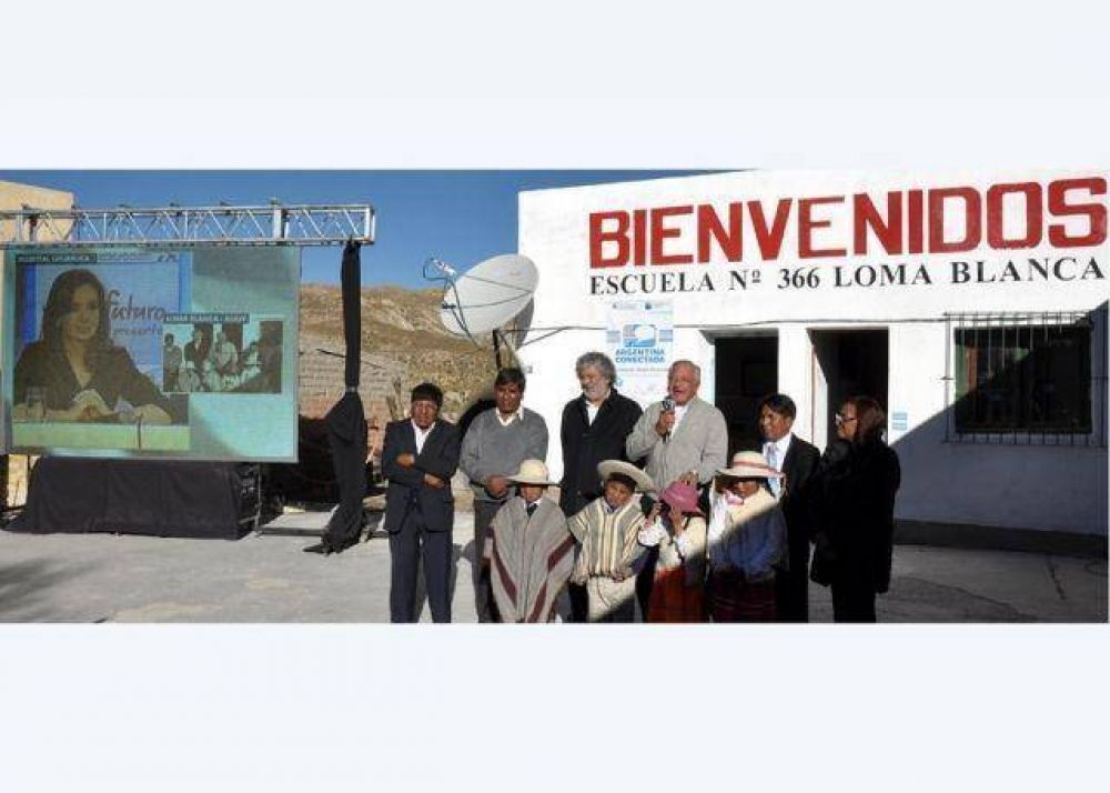  Se inaugur� una Sala de Inform�tica y un Microcine en la Escuela 366 de Loma Blanca.