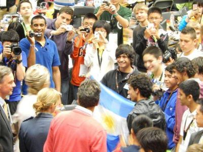 La reina M�xima visit� a la delegaci�n puntana en la Robo Cup 2013