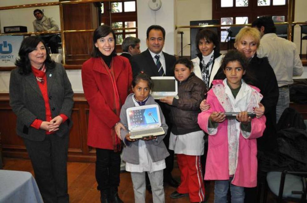 El MInisterio de Educaci�n entreg� Netbooks a escuelas especiales