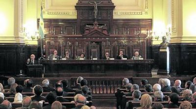 Duro rechazo de la oposici�n al intento de recortar poder a la Corte