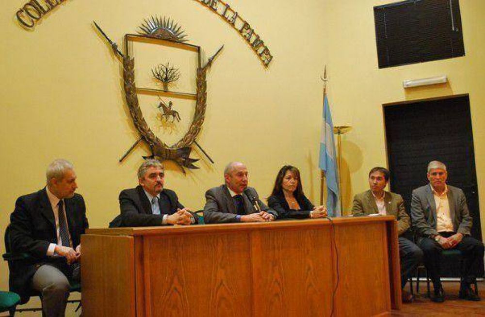Entregaron diplomas a m�dicos residentes