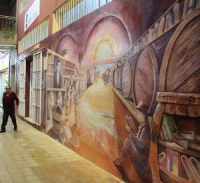 Los primeros pasos de la biblioteca contados en un mural de 10 metros