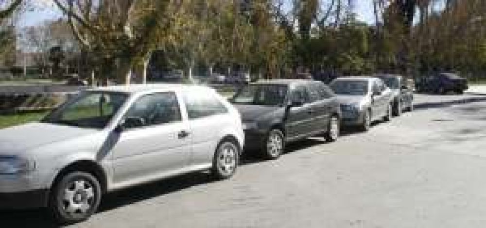 Nadie sanciona a quienes estacionan en el Parque