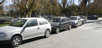 Nadie sanciona a quienes estacionan en el Parque