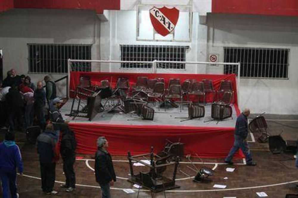 Javier Cantero contra los violentos en Independiente: una tensa y dif�cil relaci�n