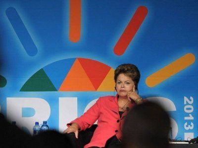 La popularidad de Dilma Rousseff cay� casi 30 puntos en s�lo 20 d�as