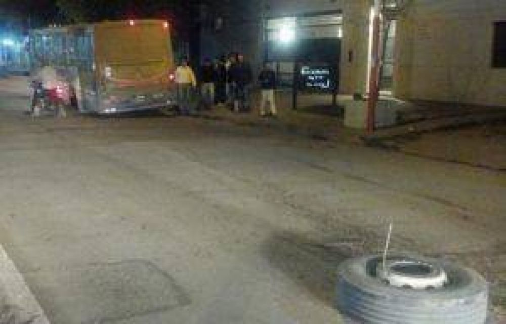Espectacular: un colectivo perdi� dos ruedas en pleno trayecto en el centro