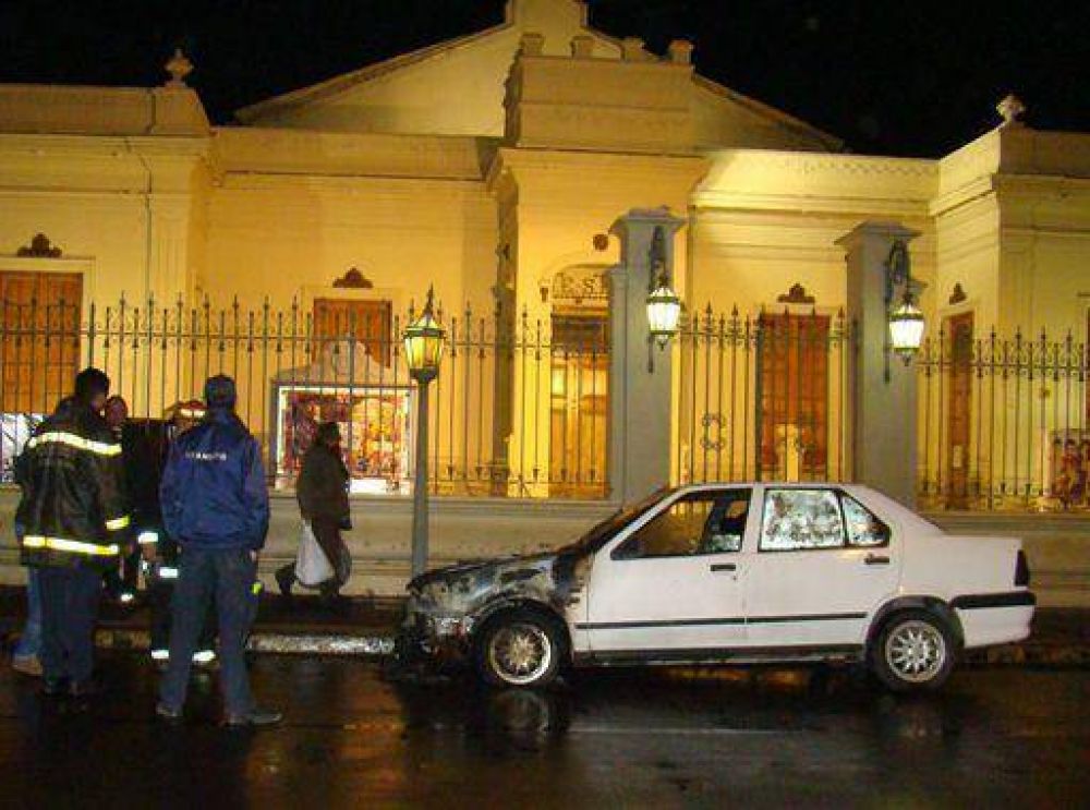Se quem� un auto en el centro de Santa Rosa