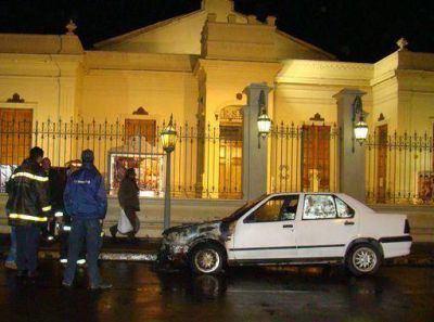 Se quem� un auto en el centro de Santa Rosa