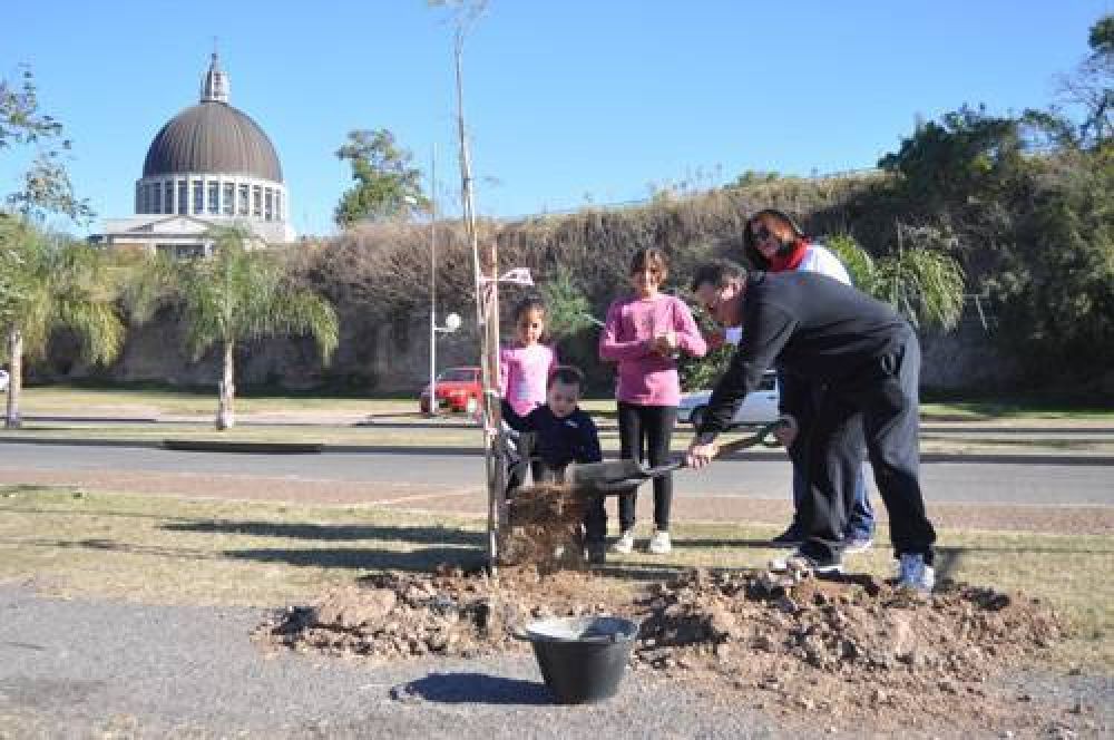 La comunidad nicole�a se sum� a la plantaci�n en el nuevo Paseo Costanero por un ambiente mejor