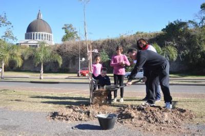 La comunidad nicole�a se sum� a la plantaci�n en el nuevo Paseo Costanero por un ambiente mejor
