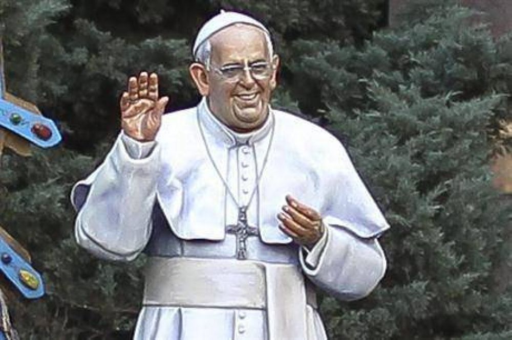 Se conoci� la estatua de Jorge Bergoglio