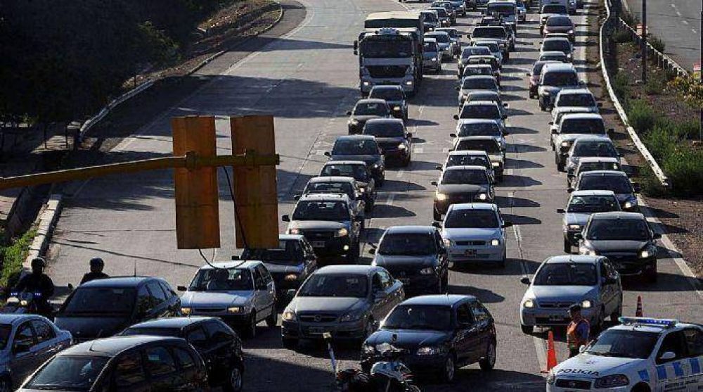Se multiplican los accidentes en una zona colapsada del Acceso Este