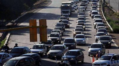 Se multiplican los accidentes en una zona colapsada del Acceso Este
