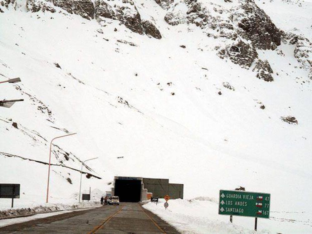 Esperan que Chile termine de despejar la ruta para abrir el paso internacional este domingo