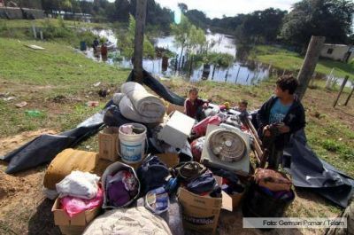 Unas 1300 personas son evacuadas en Chaco ante la crecida del Paran�