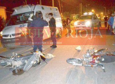 Motociclistas con heridas graves al chocar de frente con otra moto