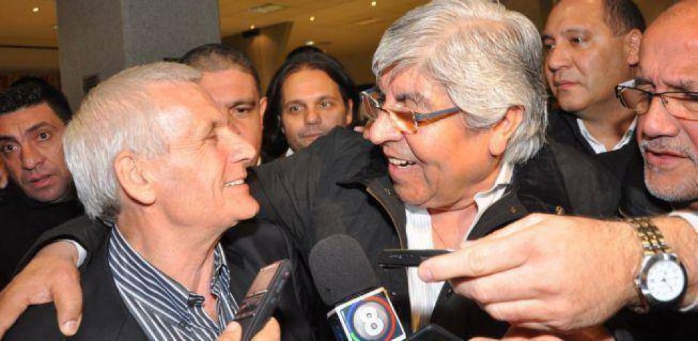 Un abrazo alienta las versiones de una mediaci�n del Papa para unir las CGT