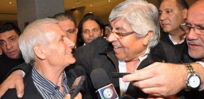 Un abrazo alienta las versiones de una mediaci�n del Papa para unir las CGT