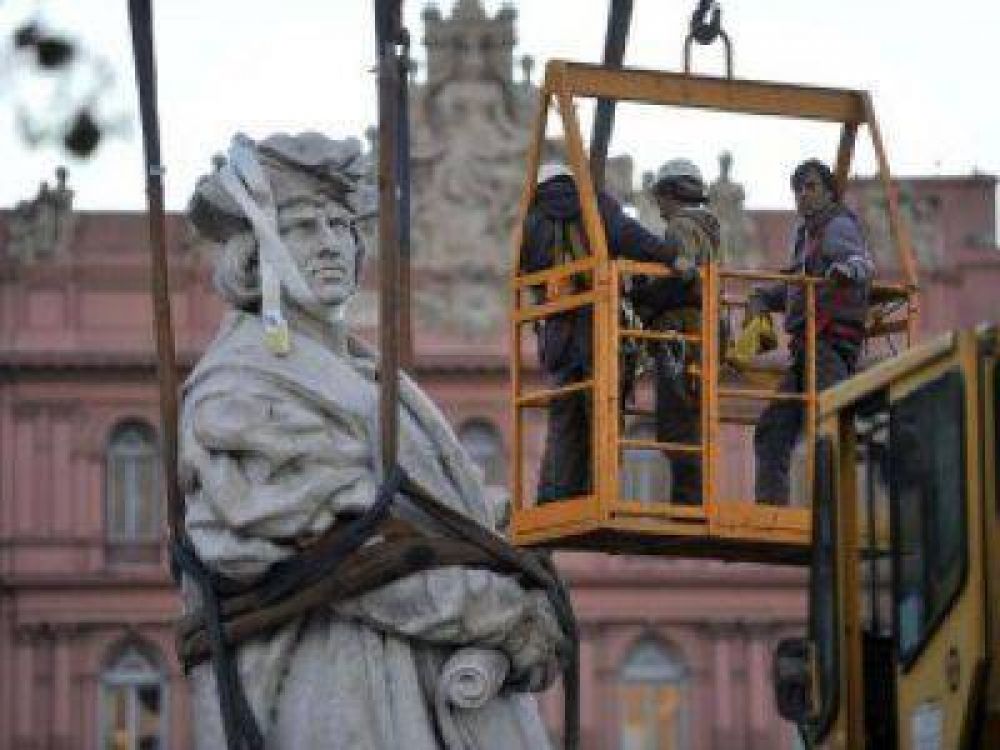 BAJARON EL MONUMENTO DE COL�N QUE PLANEAN TRAER A MAR DEL PLATA